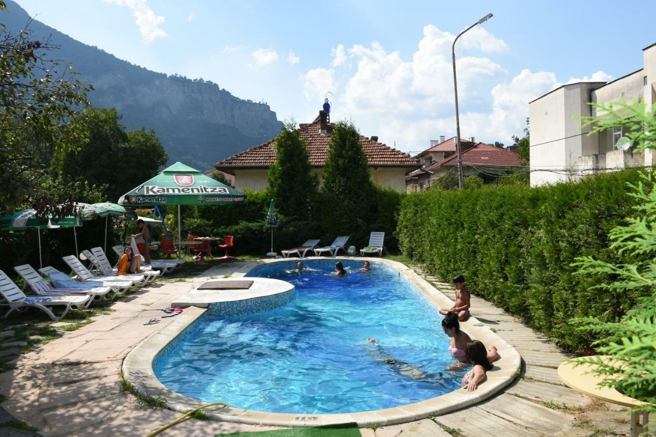Семеен Хотел Вит Teteven Exterior foto
